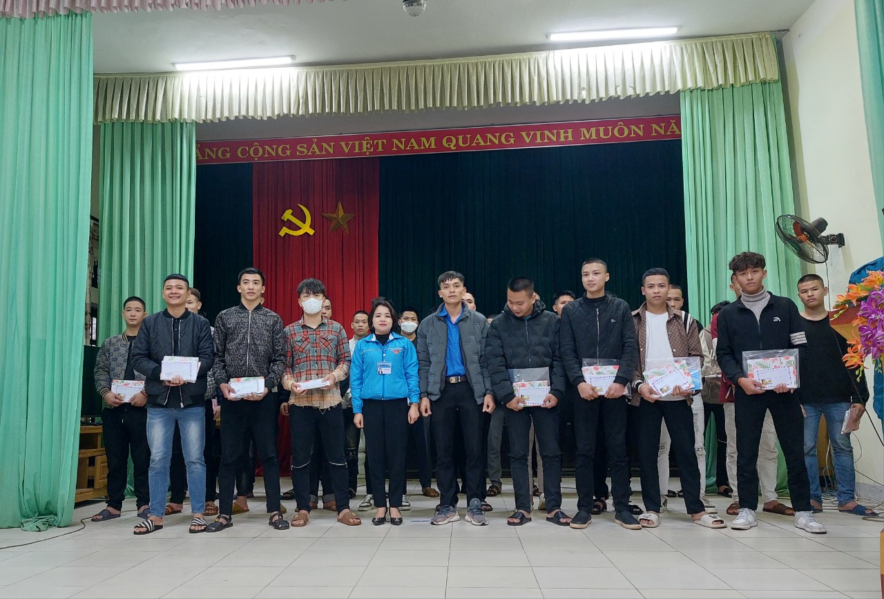 Đoàn Thanh niên xã Yên kỳ tặng quà động viên các Tân binh.