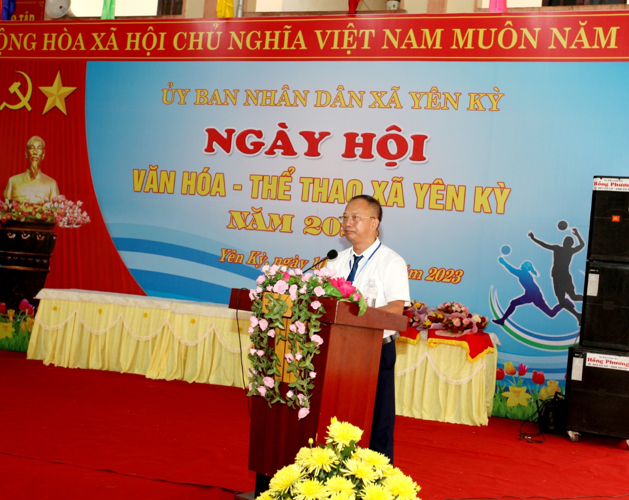 Đồng chí Nguyễn Kim Ngọc PBT, Chủ tịch UBND xã Trưởng ban tổ chức ngày hội văn hóa, thể thao lên khai mạc Ngày hội.) 