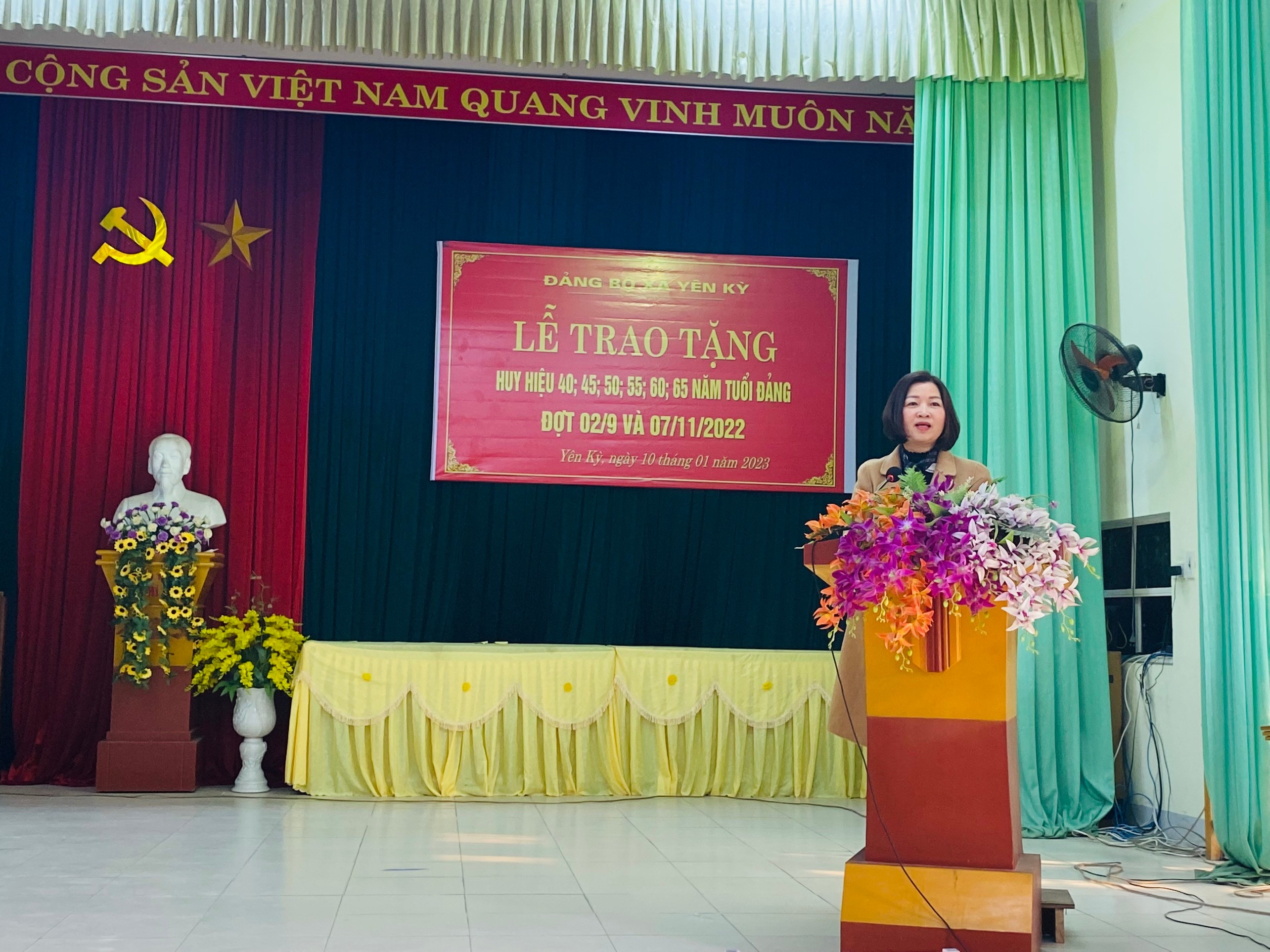 đồng chí Đỗ Thị Phong Ủy viên Ban Thường vụ huyện ủy, Chủ tịch UBMTTQ huyện phát biểu chúc mừng các đồng chí được nhận Huy hiểu đảng