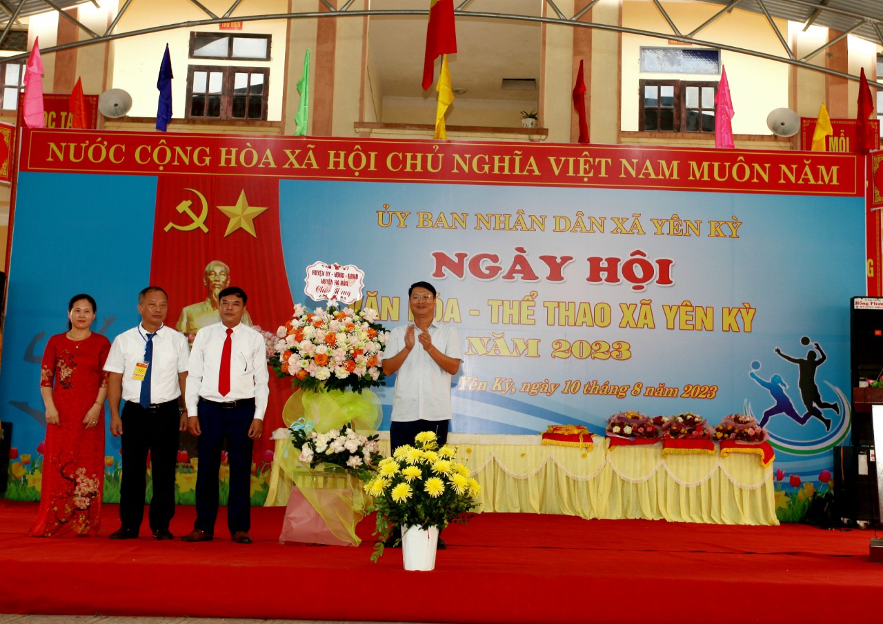 Đồng chí Ngô Anh Vũ UVBTV, Phó Chủ tịch UBND huyện Hạ Hòa tặng hoa chúc mừng Ngày hội văn hóa, thể thao xã Yên kỳ năm 2023