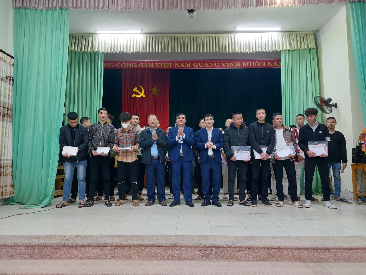 Thường trực Đảng ủy tặng quà động viên các Tân binh.