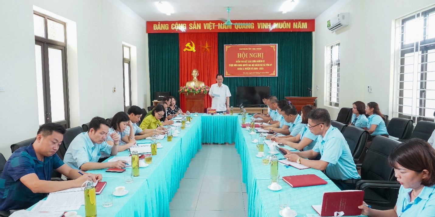 đồng chí Nguyễn Văn Quế - Phó Bí thư thường trực Huyện ủy chủ trì Hội nghị